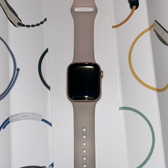 Rose Gold Apple Watch Series 5 GPS + Cellular - Picture 4 of 6